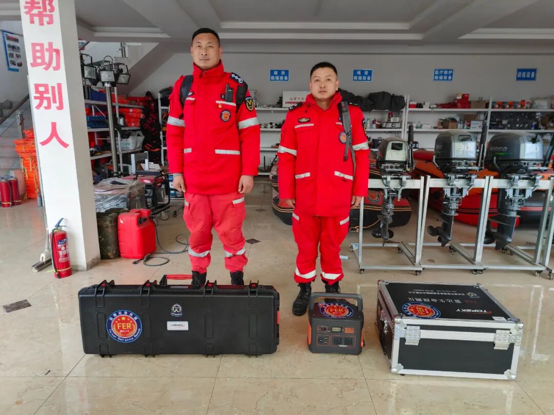 丰县猎鹰应急救援队成员王永言,范永刚两人携带地震救援装备,随中国