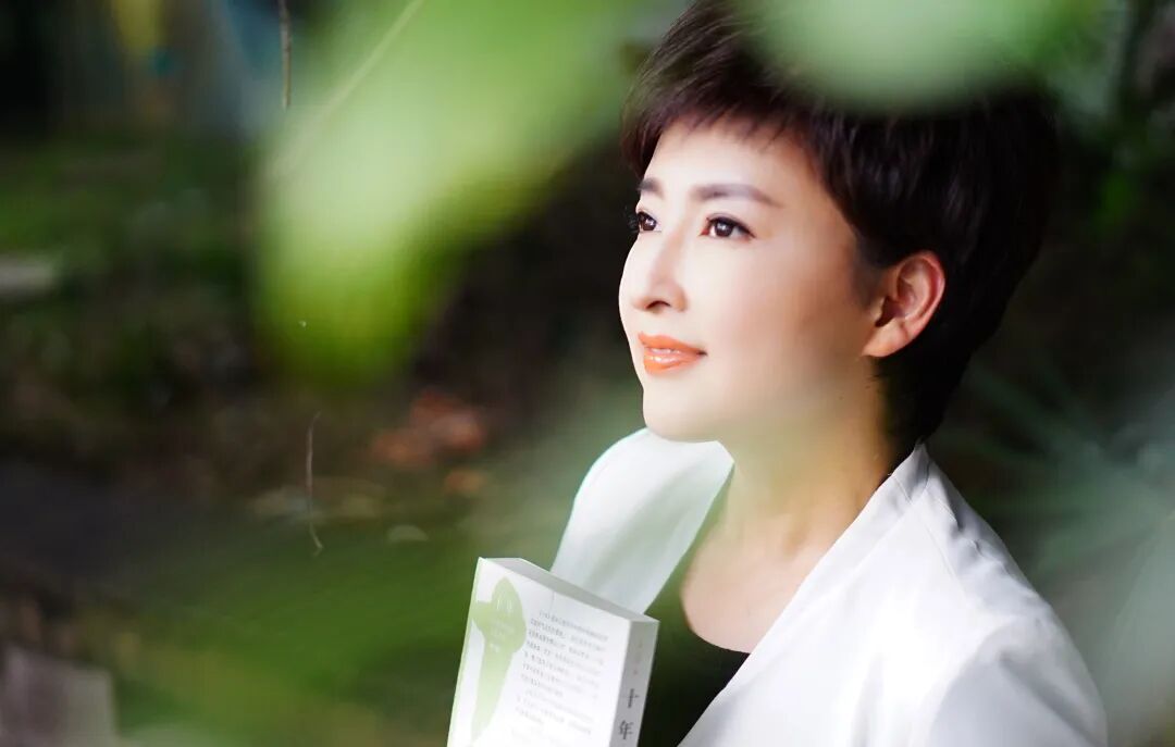 进入电视台,开始了她的主播生涯,2001年,窦爱莉开始主持《贵州新闻