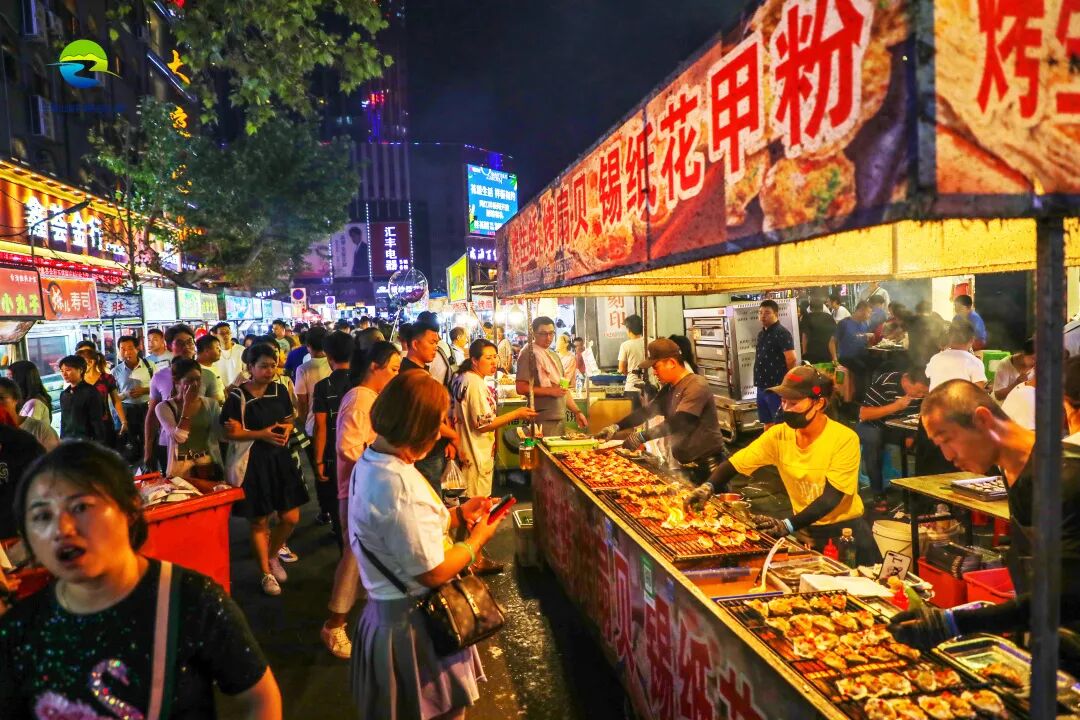 地处威海城市中心地段,在这里可以尝到琳琅满目足味足量的各地美食