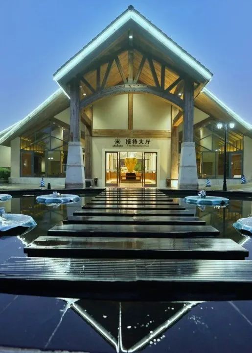 山景城度假酒店坐落于风景绝佳,生态优良,是一家集客房,餐饮,会务
