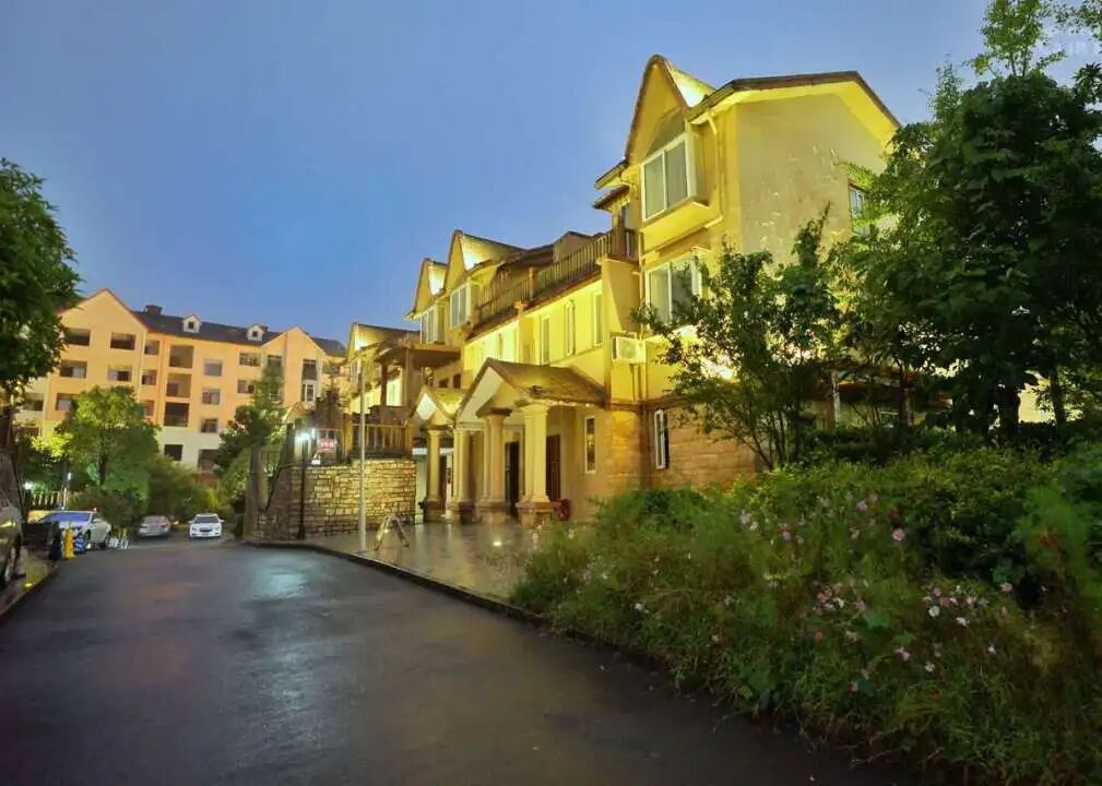 山景城度假酒店坐落于风景绝佳,生态优良,是一家集客房,餐饮,会务