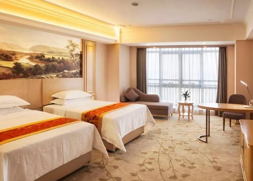 酒店为欧式巴洛克建筑风格,以音乐文化为主题,客房位于40f以上,拥有百
