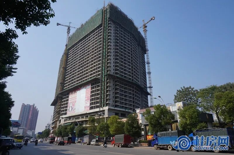 人民大厦资料图早年,地处临桂繁华地段的人民大厦,以33层楼的高度被