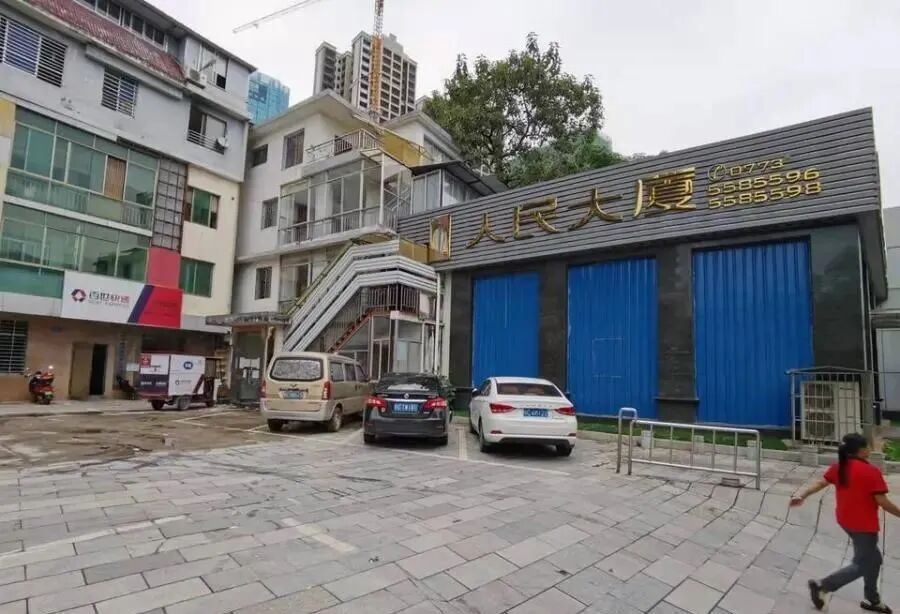 人民大厦实拍图另外,根据瑕疵说明,拍卖标的物人民大厦项目存在11个