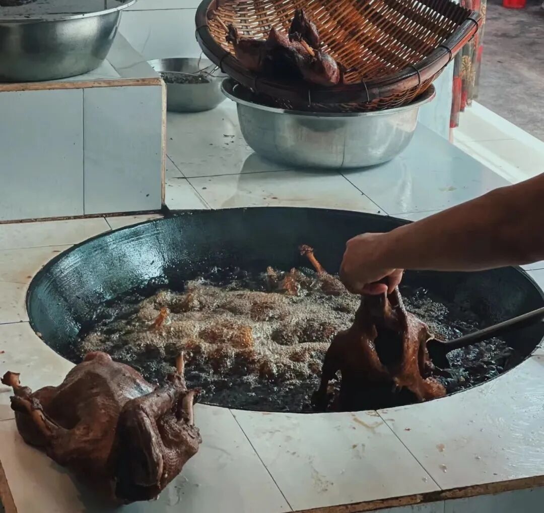 高铁20分钟！这座藏在成都边上的神仙小城，比乐山更好吃！