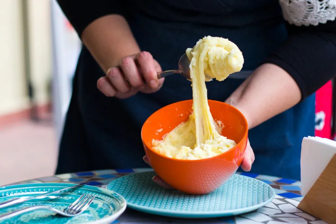 刚对华免签！却拒不出席亚运会？这个最欧洲的亚洲小国，到底藏着什么！