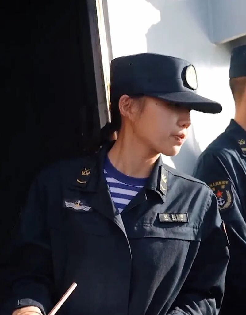 该款作训服左臂贴海军旗,右边贴臂章左胸前有姓名牌配饰戴法与21式