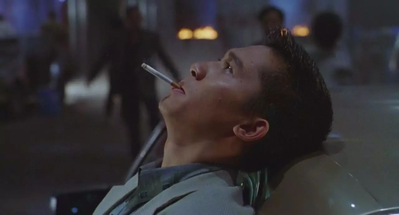 1992年,梁朝伟和导演吴宇森合作电影《辣手神探》,在片中饰演一名内心