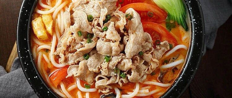 走街串巷寻美食，这碗源自云南的米线喷香爽滑，是你不可错过的美味~