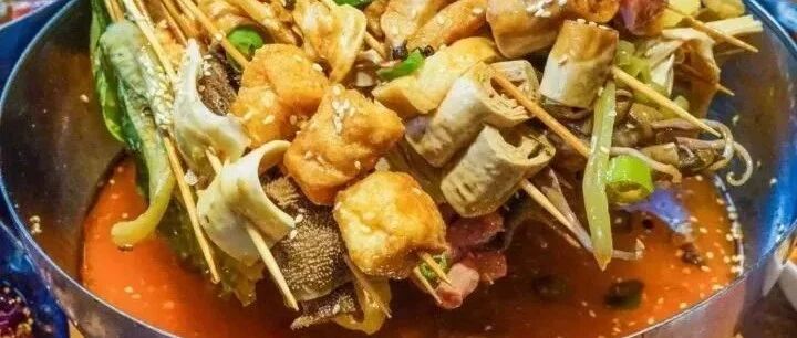 一勺红油一抹椒麻，藏在闹市的串串店，好吃得让人停不下来
