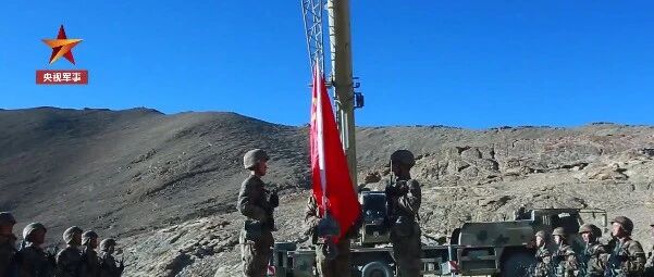 海拔5300米，昆仑卫士用吊车升起国旗！