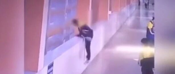 痛心！14岁男生在学校被母亲扇耳光，默立2分钟后跳楼……