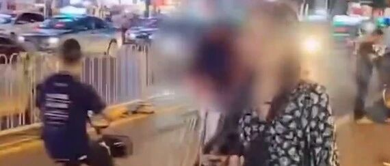 男子直播搭讪多名女孩：“你能让我亲一口吗？”平台处理结果来了