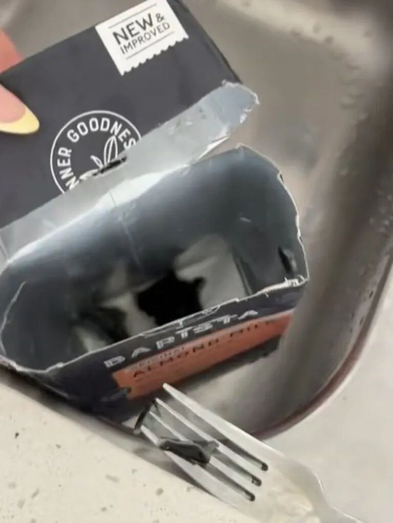 避雷！澳女在Aldi杏仁奶中喝出巨大黑色异物，网友直呼像死蝙蝠（组图） - 4