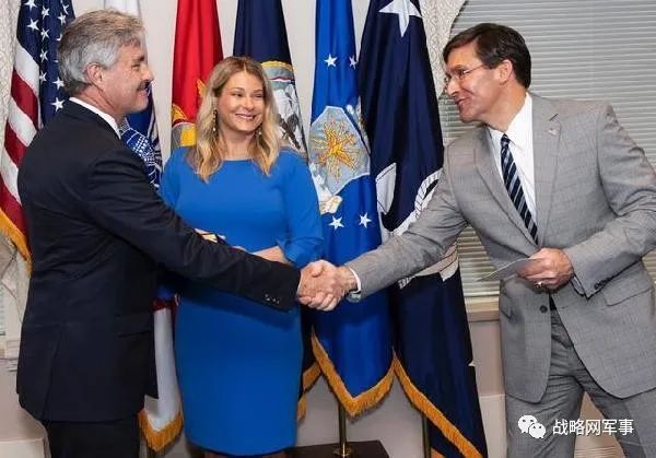 美国第77任海军部长宣誓就职 妻子常伴左右 是他的贤内助 国际新闻