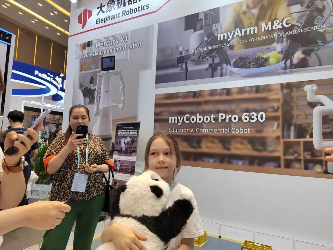 大象机器人的智能仿生熊猫。史成雷摄