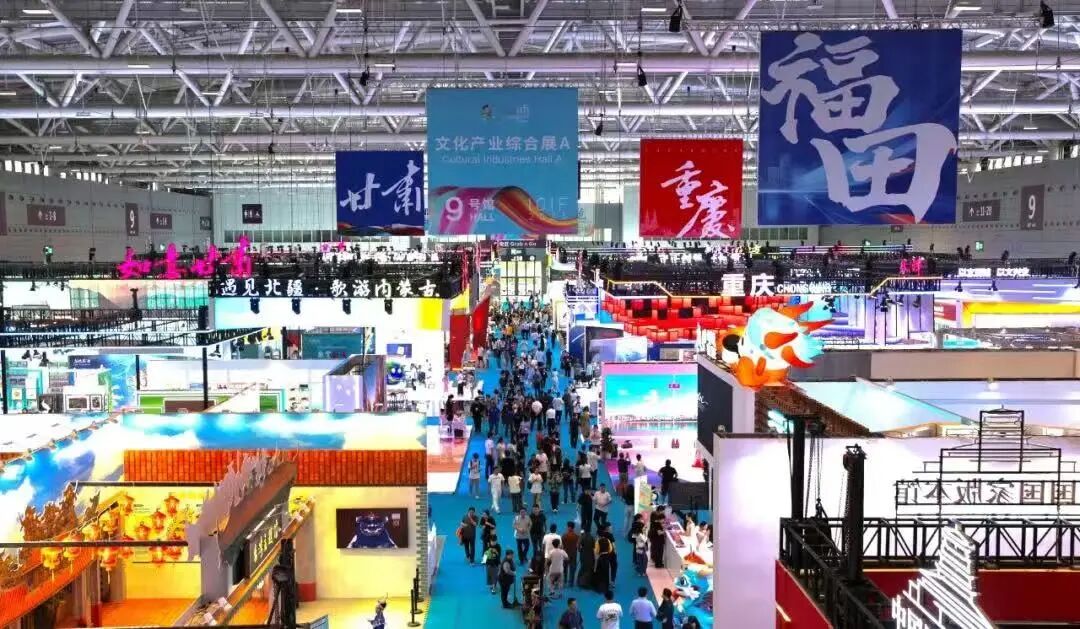 5月26日，第二十一届中国（深圳）国际文化产业博览交易会八大展馆人流如织。图源：深圳特区报