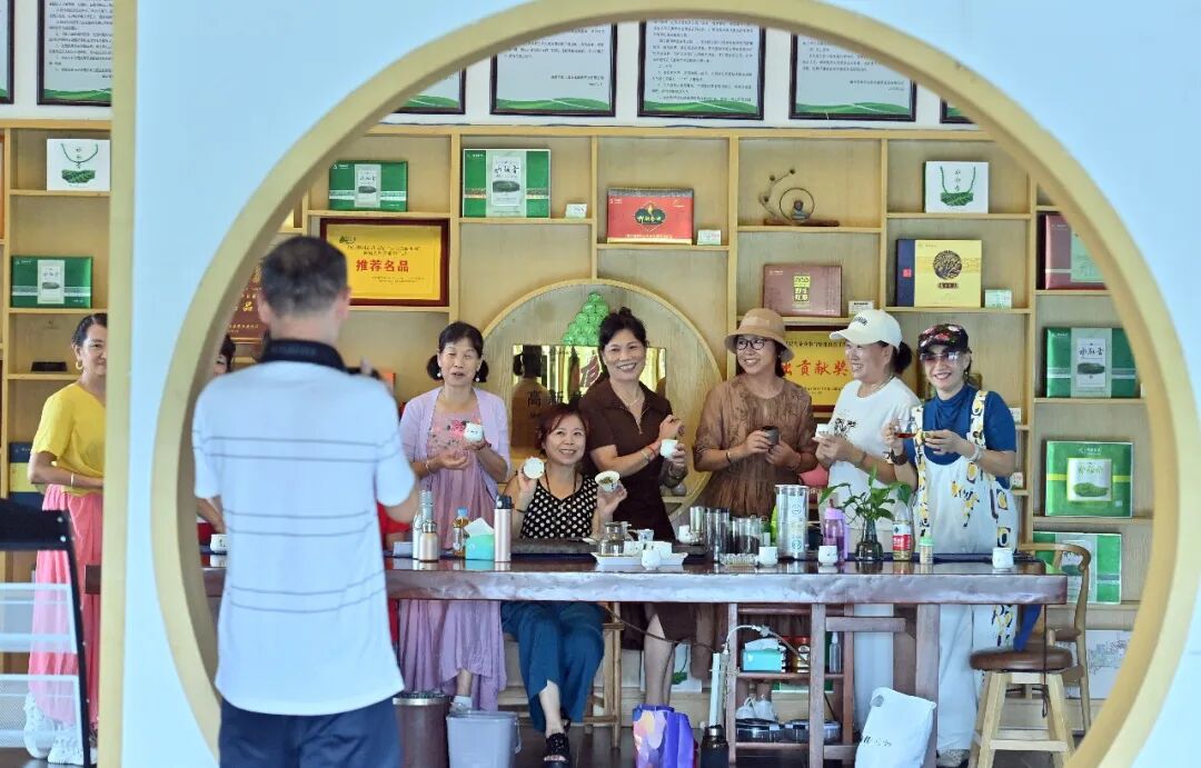 粤桂协作助苗乡茶业融合发展。在融水苗族自治县融水镇新安村水融香茶园茶叶种植基地，游客在茶文化体验馆拍照。来源：新华社