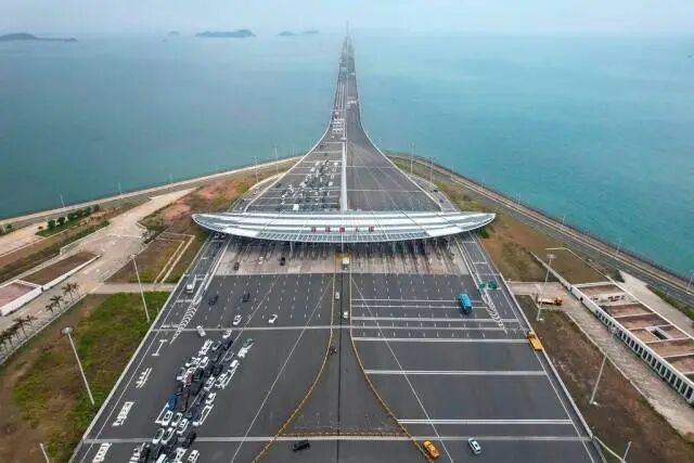 　　随着“澳车北上”“港车北上”政策实施，大批港澳居民“北上”探亲、度假，港珠澳大桥珠海公路口岸节假日出现车流、客流高峰。图源：央视新闻