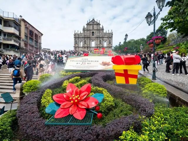 澳门街头一片欢乐祥和的喜庆氛围。图源：央视新闻