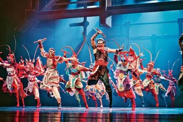 英歌是广东潮汕地区传统民俗舞蹈，是国家级非遗代表性项目。近年来，英歌在国内国际社交媒体频频“出圈”，不断掀起“英歌热”。图为2025年7月19日民族舞剧《英歌》在四川大剧院演出剧照。 广东省委宣传部供图