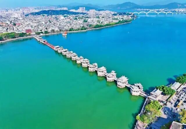 位于广东潮州古城东门外的广济桥始建于南宋年间，集梁桥、浮桥、拱桥于一体，被誉为“世界上最早的启闭式桥梁”。2020年10月，习近平总书记在广济桥考察时指出，广济桥历史上几经重建和修缮，凝聚了不同时期劳动人民的匠心和智慧，具有重要的历史、科学、艺术价值，是潮州历史文化的重要标志。图为2024年2月13日拍摄的广济桥。 人民图片 孙继虎/摄
