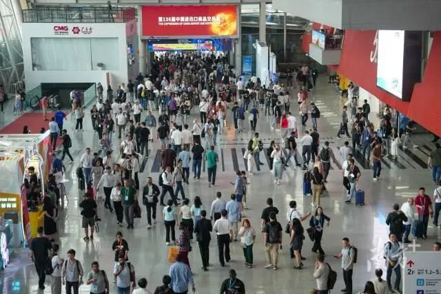 广交会开幕首日人头涌动。宾红霞 摄
