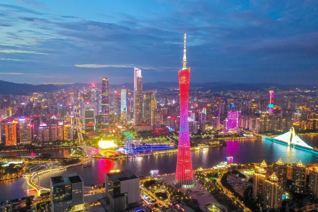 夜幕下的珠江两岸流光溢彩。来源：新华社