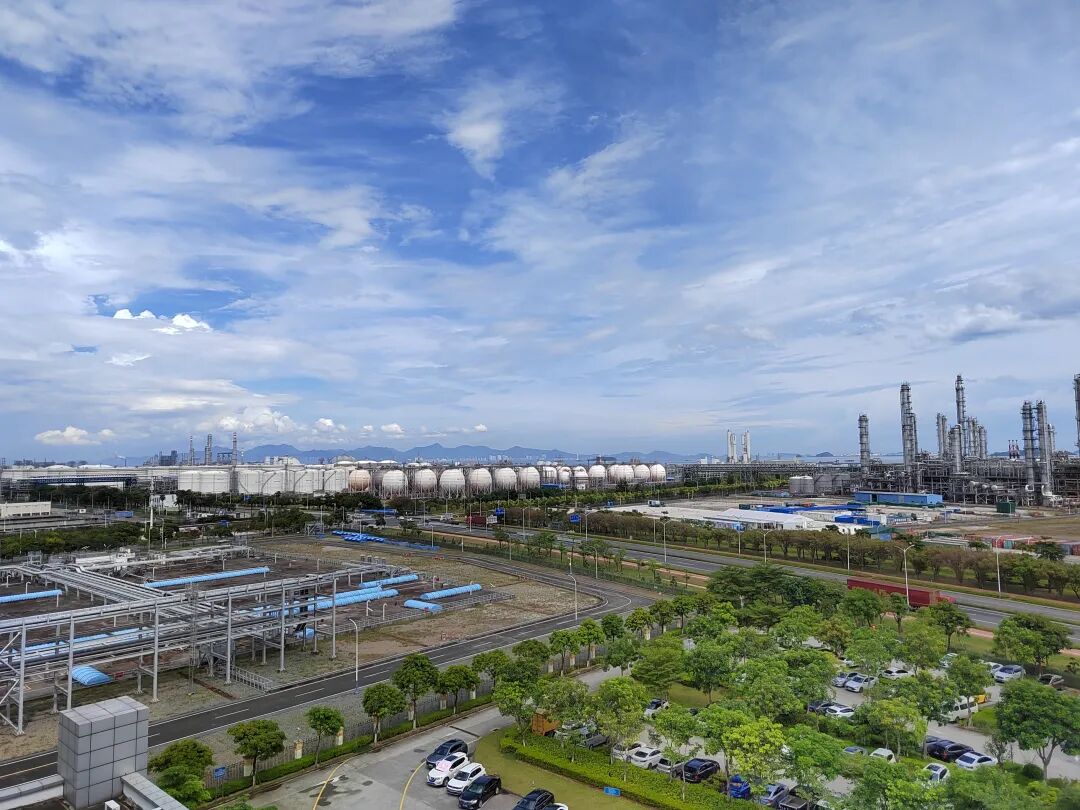 惠州大亚湾石化区吸引了壳牌、巴斯夫、三菱化学、乐金、埃克森美孚、科莱恩等一批世界500强企业项目入驻。摄影：史成雷