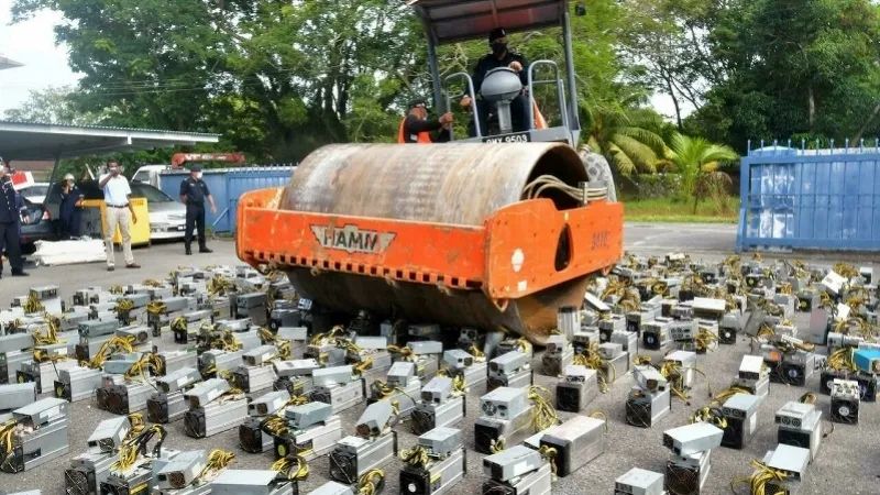 马来西亚警方缴获了数千台比特币矿机，并用压路机将它们全部压碎。