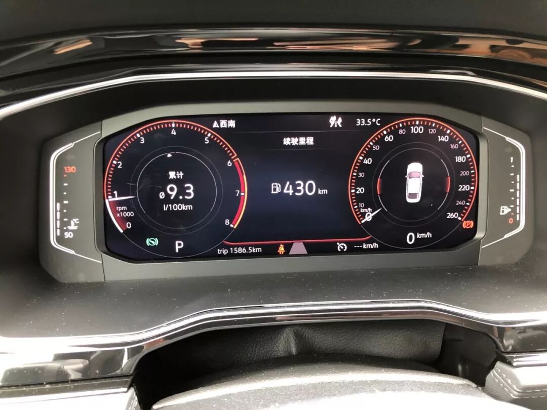 全液晶仪表盘设计中规中矩,不过不知道什么原因,油量显示方面是存在