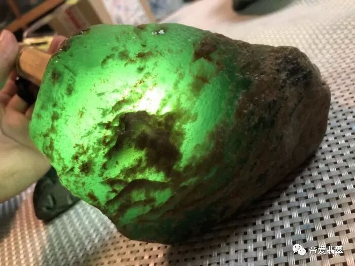 为什么“脱沙”的翡翠原石价格如此高昂？