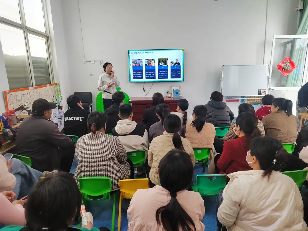 地方镇南金池完小幼儿园清明节前安全专题家长会