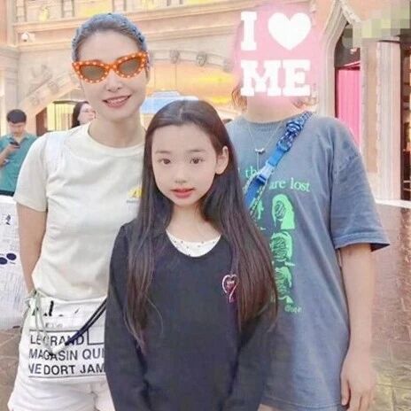 董璇和女儿逛夜市被偶遇,董璇真人好瘦身材高挑.
