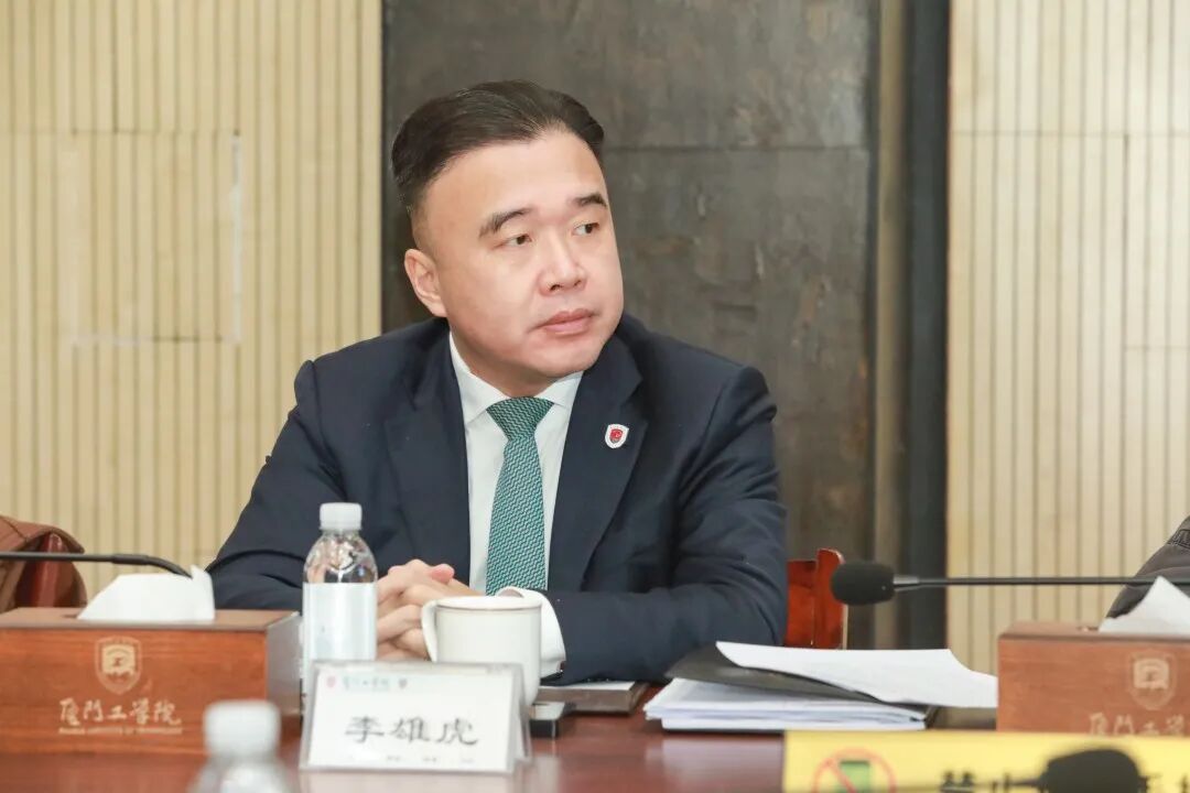 田东平校长,朱瑞元书记,李雄虎,苏涵,李咏梅,李文副校长出席会议.