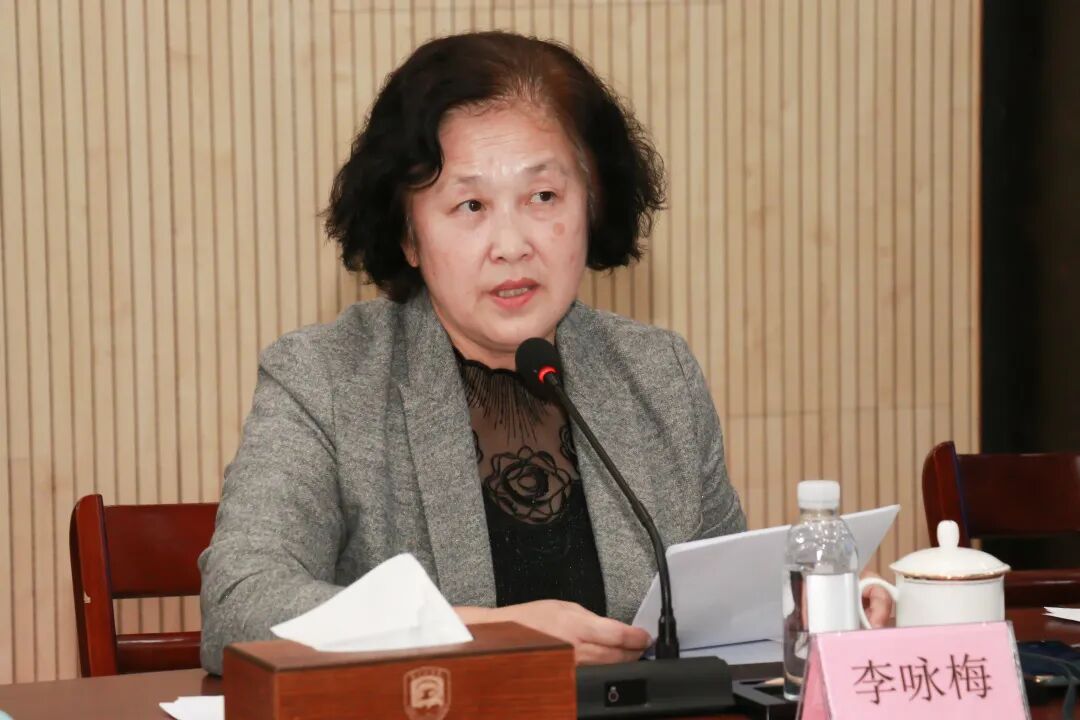 田东平校长为学研产企业学院二级学院分院院长颁发聘书,李咏梅副校长