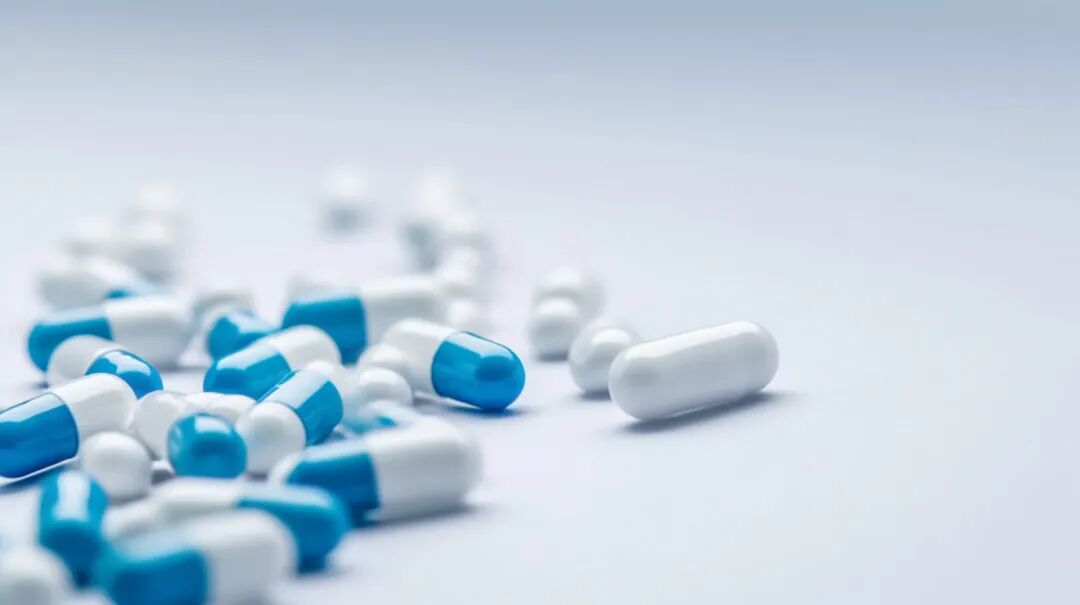 同为大环内酯类抗生素，罗红霉素和阿奇霉素谁更胜一筹？