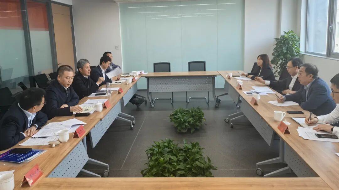 座谈会上,学校与雄安集团以及雄安新区改革发展局,公共服务局相关领导