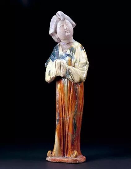 唐 三彩仕女俑(故宫博物院藏)唐代陶塑艺术成功之作也多表现在三彩