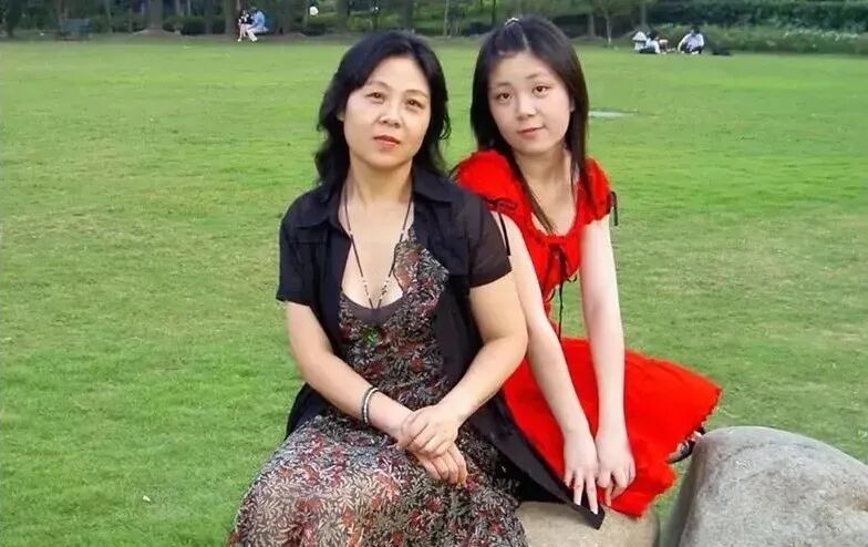 池莉与女儿的合影当年,吕亦池小升初只剩下半学期,新方案出台了.