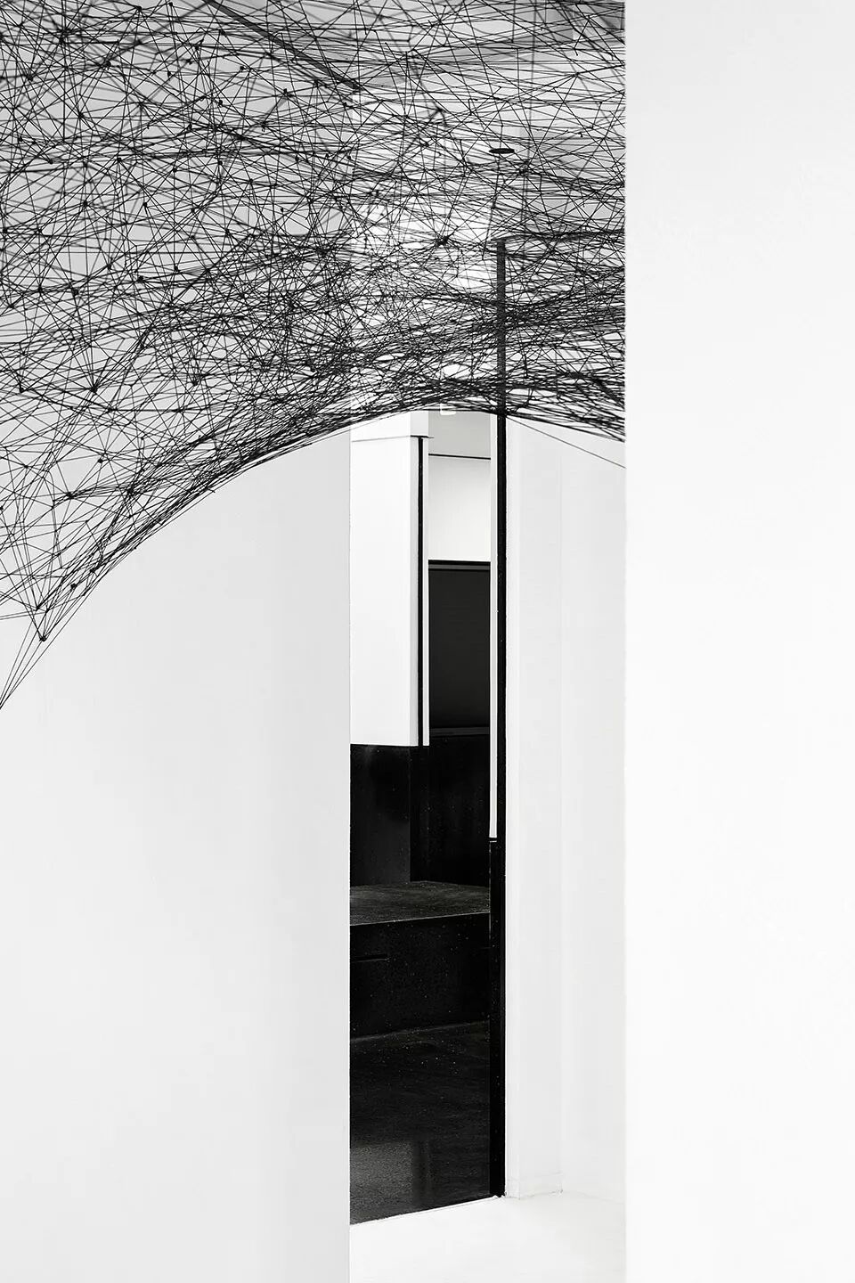 ▼入口通道的线装置用线搭建出使用者的自我情感空间外立面试图用极简