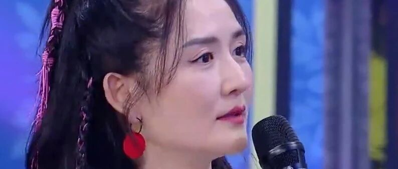 谢娜生完二胎首露面，节目现场痛哭，却引网友怒骂：她做错了什么？