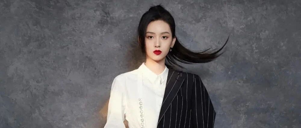 “会来事儿”被独宠，资源碾压谋女郎，95小花的娱乐圈升职记