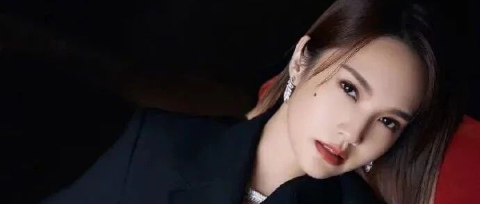 不整容、不遮丑，这些有瑕疵的女明星，个个把瑕疵变特点