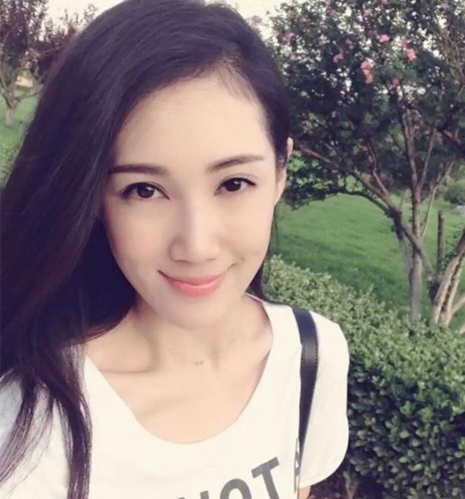 王燕学表演出身,是呼和浩特晋剧团的主持人,长相气质十分出众,还比