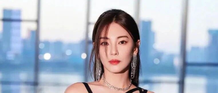 李柄熹已成过去式，张雨绮牵手小10岁男生现身婚纱店，好事将近？