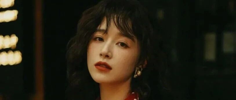 阚清子新恋情曝光？牵手逛街举止亲密，男方吃阚清子吃剩下的食物