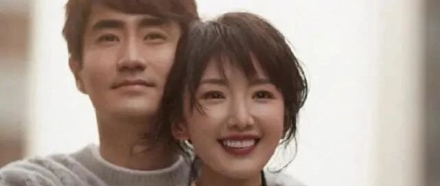 杨玏毛晓彤合体录节目！搂肩合影对视超甜，三月前男方被曝恋情