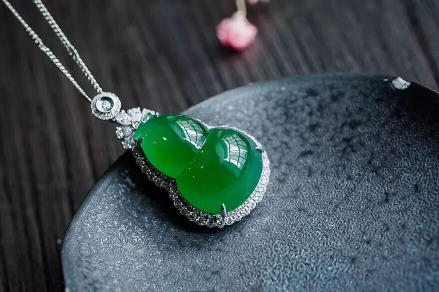 翡翠是有生命的，戴的时间越久，越值钱！