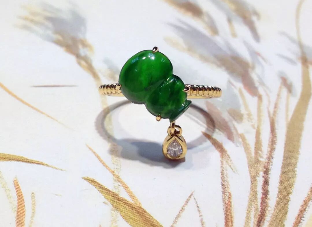 翡翠镶嵌，彰显独一无二的魅力